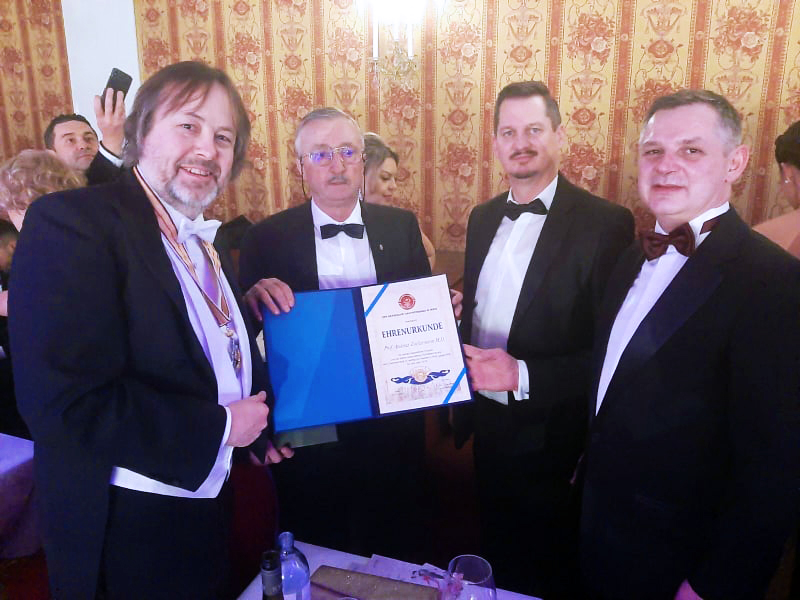Der Dachverband überreichte goldene Plaktten an Prof. Dr. Zuckermann und Prof. Dr Djajic